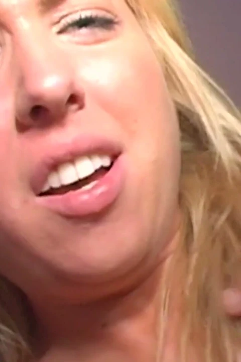 Sarışın Payton Leigh sakso ve gırtlağına kadar penis bölümleriyle ona ziyafet çekiyor.