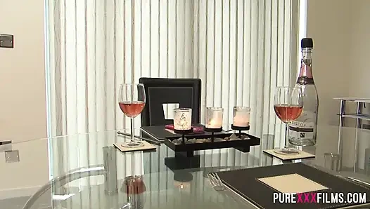 Yüksek topuklu azgın hatun şampiyon gibi sikişiyor