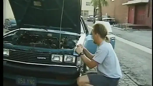 Sert sikişten sonra bu koyu saçlı fahişenin diline güzel büyük boşalma