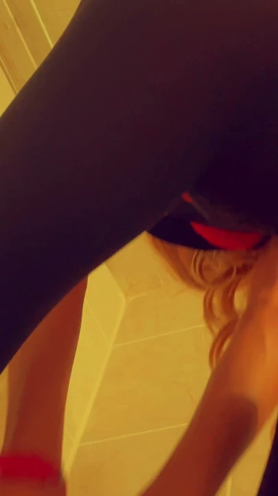 Genç, güzel ve zayıf Fas kökenli Fransız kadın seksi iç çamaşırlarını sergiliyor | Bölüm 1