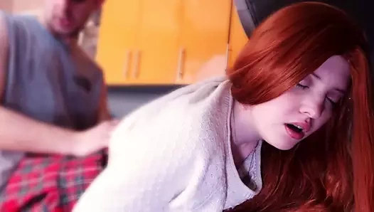 19 yaşındaki hizmetçi, yemek pişirirken ve göğüslerine boşalırken becerdin alır