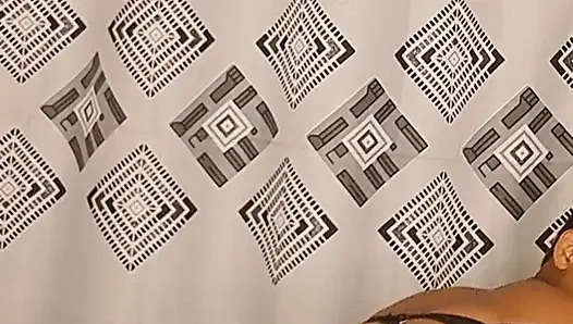 Rahibe yüksek sesle çığlık atarak büyük fışkırtıyor