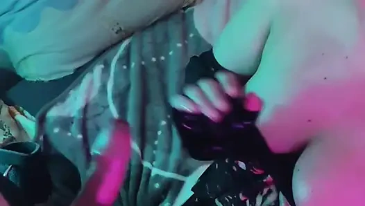 Baskın ve sapık bir elle muamele ve sakso, sahibesinin göğüslerine boşalıyor! Büyük memelere boşalma!