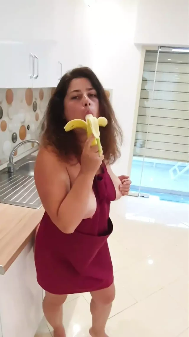 Ateşli ev hanımı mutfakta