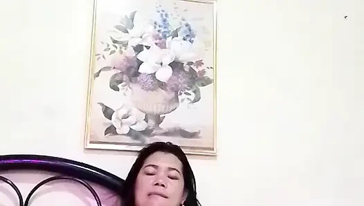 Ateşli seksi Filipinli orta yaşlı seksi kadın önce göğüslerini sonra amcığını sıkıyor ve ovuyor