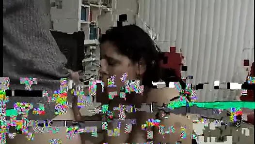 Büyük göğüslü Latina, ahbabın aşk topunu emer ve yük alır