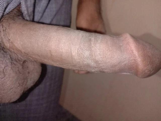 Büyük siyah yarak için ilk banyoda mastürbasyonu