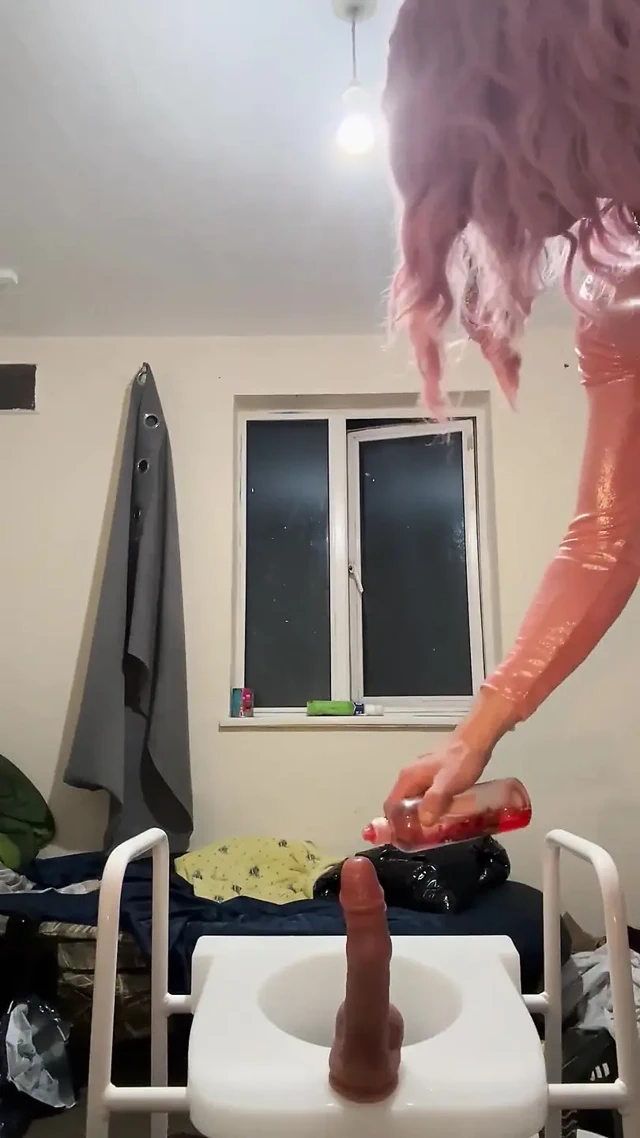 Jess Silk dildoya biniyor