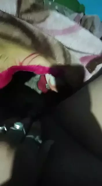 Annem beni çirkin kar rhi hai'de sikiyor