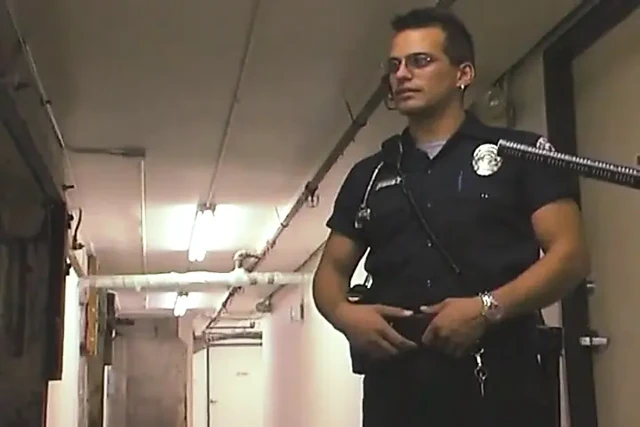 Sarışın genç kız polis tarafından sert sikiliyor - fışkıran orgazm patlaması