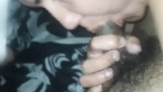 Emmeye başladım ve domalarak sikilmeyi bitirdim, göte boşalma