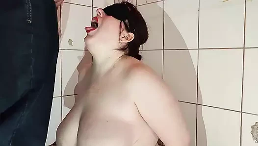 Büyük memeli tuvalet kölesi kız erkeklere canlı bir tuvalet olarak hizmet ediyor