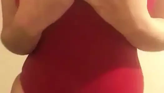 Kırmızılı büyük ve doğal göğüsler