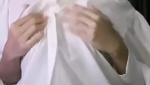 Kadın meme uçlarıyla oynuyor ve büyük göğüslerini sıkıyor