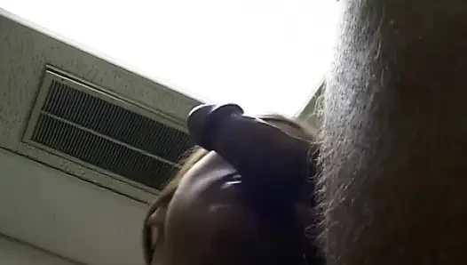 Dövmeli esmer orta yaşlı seksi kadın ve kızıl saçlı kızlar özensizce sikişiyor