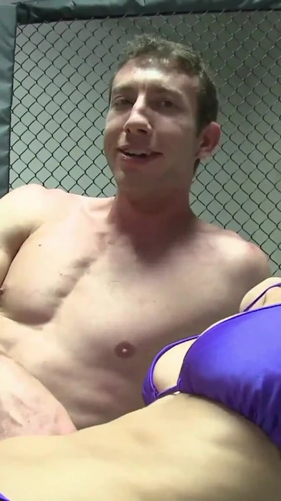 Незабываемый момент от "Волосатая стройная юная брюнетка с натуральными сиськами на боксерском ринге"