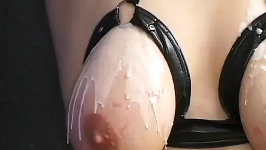 Büyük memeli olgun orta yaşlı seksi kadın acımasız meme ucu işkencesi için bağlı