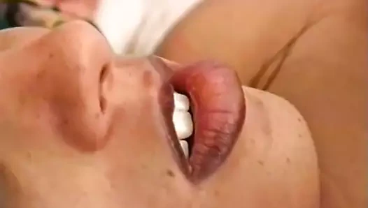 Siyah sürtük deepthroats bir beyaz horoz önce onu sulu kıçını almadan