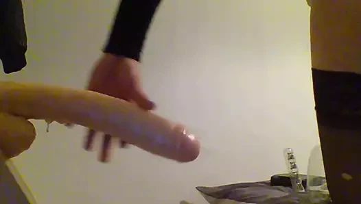 Bir korkak ve yarım yamalak büyük bir yapay penis binmek