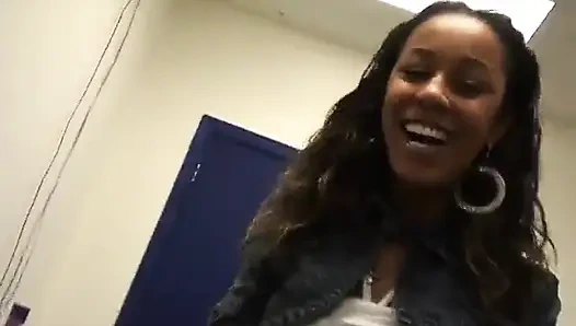 Tıraşlı amcığıyla banyoyu kullanmasını izle