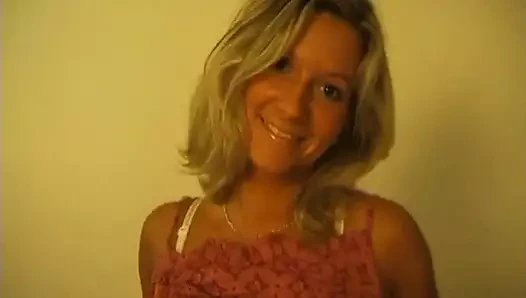 Tıraşlı amcıklı doğal sarışın kuzenim Lucka porno seçmelerine katıldı