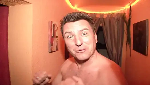 Olgun Alman fahişe eş değiştirme partisinde ateşli üçlü sekste sikiliyor