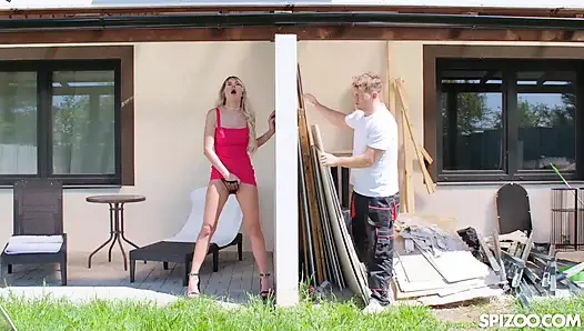 Грудастую красотку Zlata Shine трахает ее давка