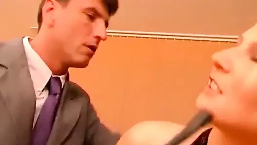 Ateşli sarışın sekreter ofiste sert sikiliyor