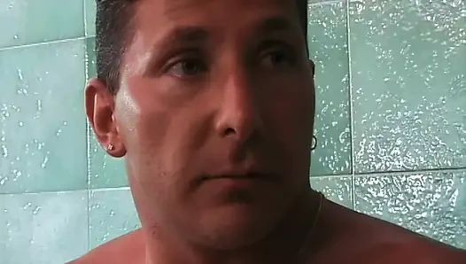 Bu Orospu Adamın Penisini Iyice Yıkıyor, Sonra Poposuna Alıyor