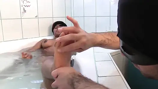 Banyoda zenci ayak masajı