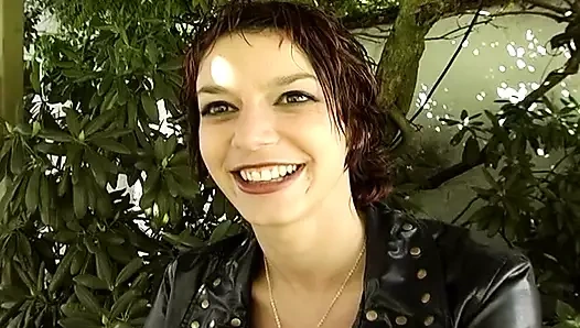 İnce Fransız kız arka bahçede döl yutuyor