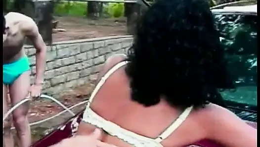 Ateşli Brezilyalı tatlı Sandra arkadaşlarına arabalarını yıkamalarını ve biraz biseksüel eğlence çimi yemelerini önerdi