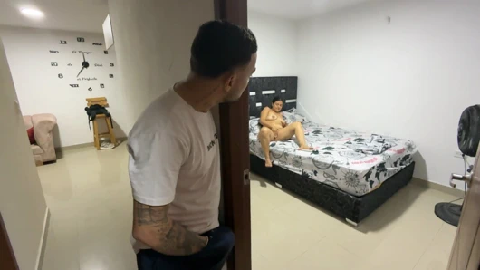 Üvey annemi iç çamaşırımla mastürbasyon yaparken yakaladım.