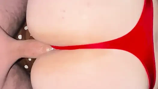 En iyi arkadaşım büyük yarağımı emiyor ve domalarak sikilmeyi seviyor