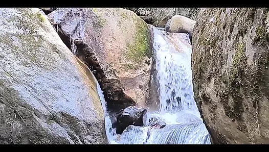 Şelalede ormanda sikiş