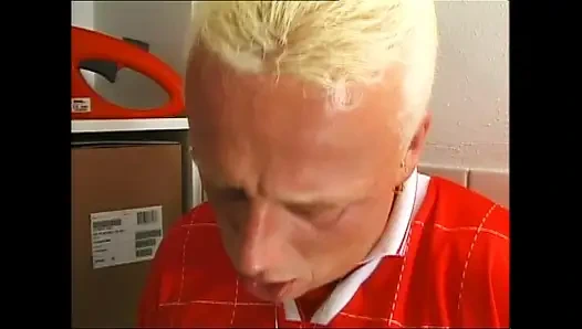 Büyük memeli orta yaşlı seksi kadın banyoda ağzına boşalana kadar canavar yarağa biniyor