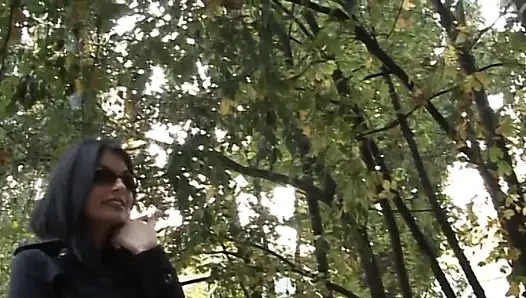 Ateşli ve seksi orta yaşlı seksi kadın parkın bankında amını parmaklıyor