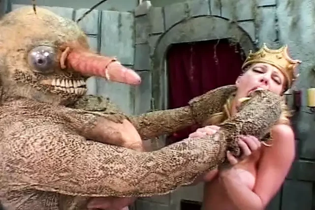 Грудастую шлюшку трахают все ее дырки на космическом корабле инопланетян