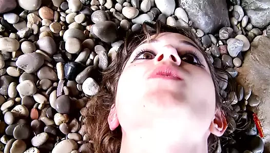 Almanya'dan sevimli bir genç kız plajda bir adamı memnun ediyor