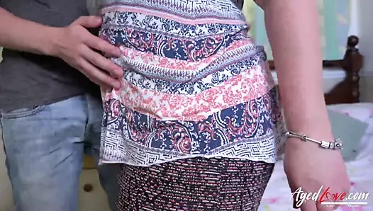 Agedlove kayan yıldız gitar dersi alıyor