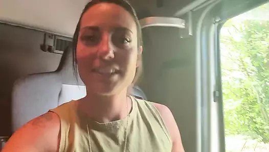 Lea Pam bu kamyonun kabininde çekilen bu solo videoda 3 kez parmaklıyor, vuruş yapıyor ve fışkırtıyor