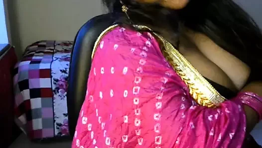 Ateşli desi kız büyük göğüslerini kendi kendine sekste gösteriyor