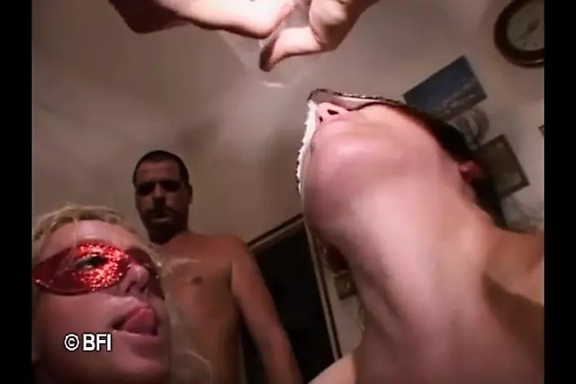 Sakso, bukkake, boşalma ve daha fazlası ile harika sert eş değiştirenler partisi