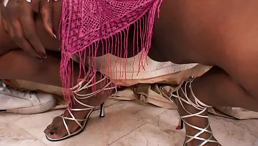 Tıknaz zenci sürtük büyük bir siyah yarağı gırtlağına kadar alıyor ve sonra sikiliyor