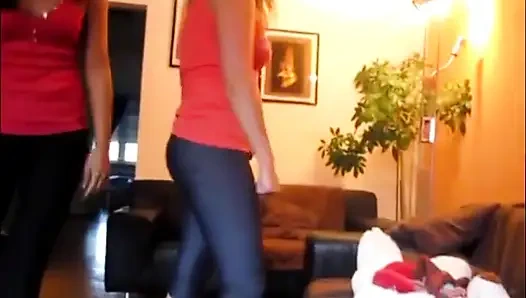 İki kız oyuncak ayının üstüne atlıyor