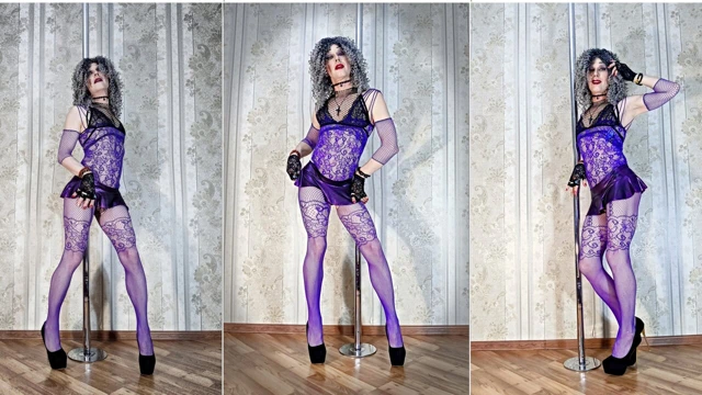 Kıvırcık saçlı, şehvetli bir sürtük, mini etekli ve parlak makyajlı, yeni mor bir tulum ve yüksek topuklu ayakkabılarla poz verdi.