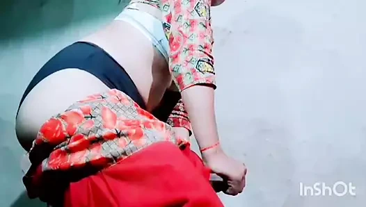 Göğüsleriyle kıyafetlerinin üzerinde oynarken, yavaş yavaş çok heyecanlanıyor ve tüm kıyafetleri vücudundan çıkarıyor