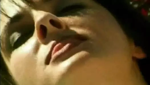 Sahte memeli mükemmel lezbo kızlar havuz başında dildo paylaşıyor