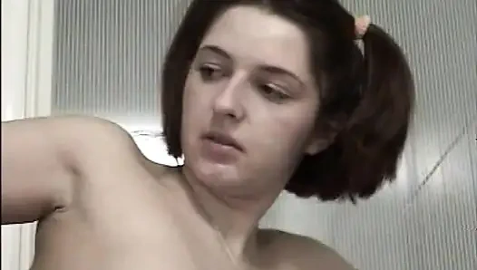 Sıkı amcıklı masum genç kız banyoda sikiliyor ve büyük yarakla ağzına boşalıyor