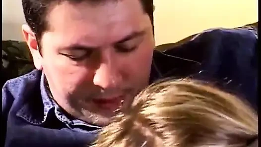 Sarışın kadın ebeveyn genç kızına kanepede anal seks öğretilirken izliyor